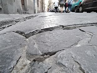 buche-da-urlo-e-pietroni-sconnessi-via-de-pandolfini-fa-arrossire-il-centro-di-firenze