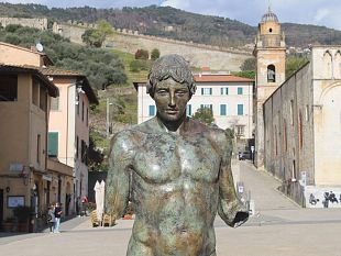 pietrasanta-larte-sfida-il-covid-la-stonehenge-della-scultura