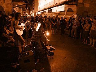 artisti-di-strada-a-firenze-turisti-estasiati-geni-e-menestrelli-multati