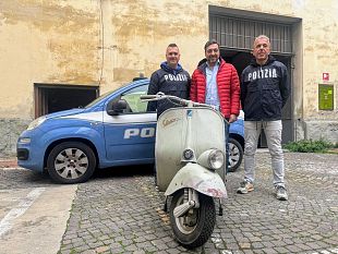 recuperata-vespa-depoca-rubata-in-una-vetrina-di-piazza-della-liberta