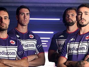 fiorentina-ecco-le-nuove-maglie-con-il-giglio-alabardato