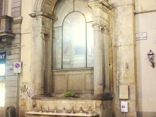 b207201005-tabernacolo-delle-fonticine-l-orrenda-cornice-del-degrado