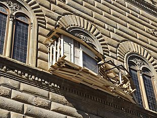 b310031629-tadashi-kawamata-apre-in-anteprima-territori-instabili-a-palazzo-strozzi