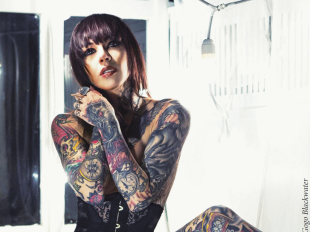 b401271438-dalla-poesia-ai-tatuaggi-a-i-macelli-no-theater-lo-spettacolo-oltre-i-generi