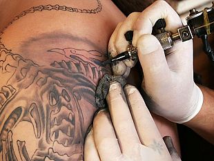 b207111414-la-crisi-non-scolorisce-il-tatuaggio-ma-dilagano-gli-abusivi