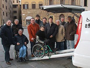 b203061916-cinque-taxi-con-dotazioni-per-il-trasporto-di-persone-diversamente-abili