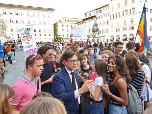 nardella-contestato-ma-benedice-la-piazza-forza-straordinaria