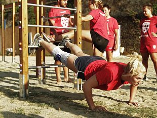 sport-e-tempo-libero-il-beach-rugby-sulla-spiaggia-sullarno