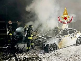 fuoco-a-sesto-fiorentino-distrutti-due-furgoni-e-unauto