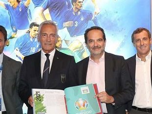 azzurri-consegnato-il-libro-dei-francobolli-al-museo-del-calcio