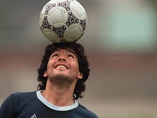 morto-maradona-il-calcio-e-in-lutto