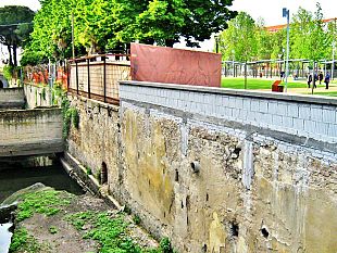 nuovo-teatro-dietro-la-piazza-scenografica-il-fosso-nascosto