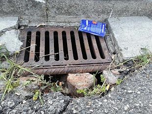 manutenzioni-a-vinci-operai-al-lavoro-per-pulire-le-caditoie