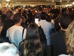 piazza-repubblica-artista-di-strada-entusiasma-il-pubblico