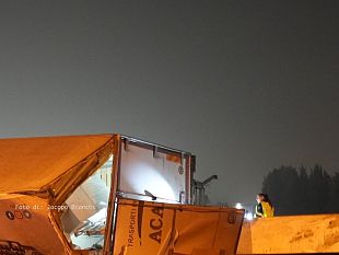 fipili-camion-ribaltato-nella-notte-le-foto