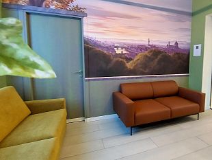 unopera-darte-allinterno-della-family-room-di-careggi