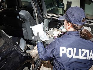 nascosti-55-kg-di-hashish-in-una-vecchia-mercedes-nera