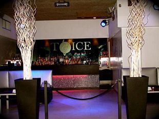 b110232004-si-presenta-all-ingresso-del-twice-pretendendo-di-entrare-gratis