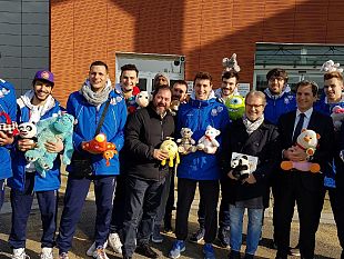 la-fiorentina-basket-consegna-alla-fondazione-bacciotti-i-peluche-donati-dai-tifosi