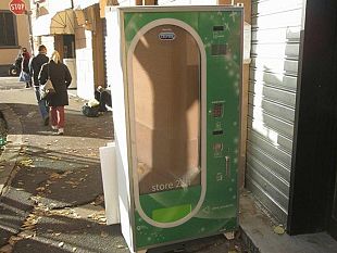 cade-distributore-di-profilattici-passante-si-frattura-una-gamba