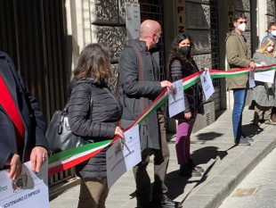 anti-crisi-covid-la-catena-umana-del-terziario