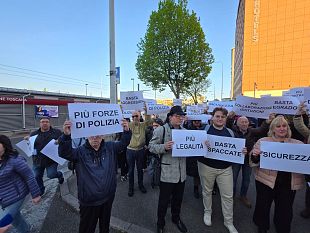 200-persone-alla-manifestazione-davanti-a-esselunga-per-la-sicurezza