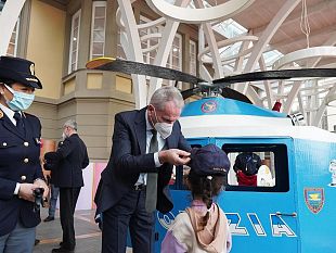 la-polizia-regala-un-sorriso-ai-bambini-del-meyer