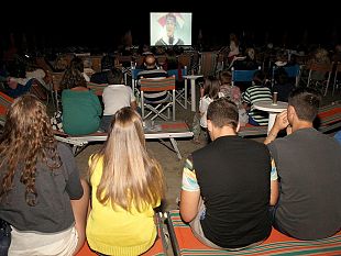 la-spiaggia-e-by-night-con-lido-cinemare