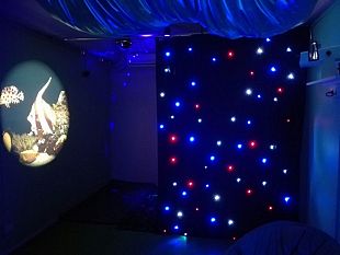 una-stanza-che-aiuta-i-disabili-con-luci-colori-musiche-e-profumi