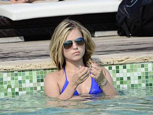 b307231424-anastasia-kuzmina-da-sola-in-versilia