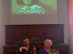 b401282224-livorno-lapide-con-le-parole-di-primo-levi-affissa-al-palazzo-municipale