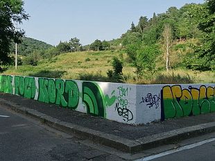 i-graffiti-dei-giovani-di-san-polo-sui-muri-del-campo-sportivo