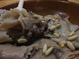 si-mangia-con-un-mestolo-di-legno-e-con-le-mani