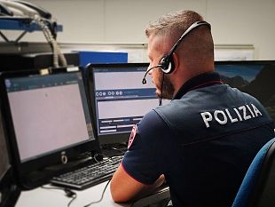 auto-con-la-ruota-a-terra-prestate-sempre-attenzione