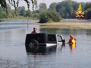 vuole-guadare-il-fiume-con-il-fuoristrada-poi-chiede-aiuto