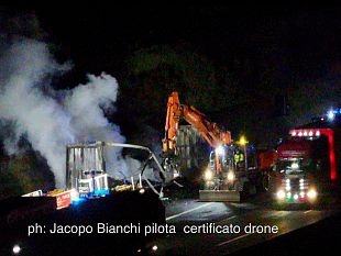 code-sulla-a1-milano-napoli-le-foto-dellautocarro-in-fiamme