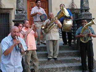 a808131242-musica-kocani-orkestar-a-bagno-vignoni-e-a-magliano-in-toscana