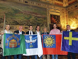 consegnate-al-sindaco-le-bandiere-di-combattimento-dei-quattro-colori