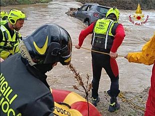 maltempo-in-toscana-salvate-due-persone-intrappolate-in-macchina