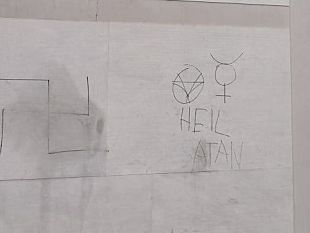 firenze-svastica-e-simboli-satanici-sulla-facciata-di-una-chiesa