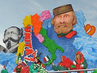 b103050700-domenica-al-carnevale-di-viareggio