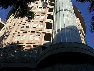 b312151926-massa-occupazione-di-appartamenti-da-parte-di-immigrati-ed-italiani