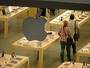 b112011410-steve-jobs-scelse-firenze-e-la-toscana-per-arredare-gli-apple-store