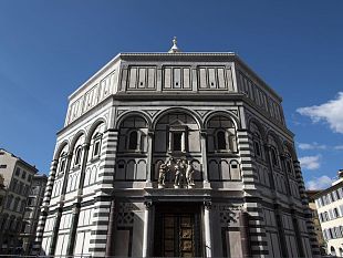 legano-la-valigia-alla-recinzione-del-battistero