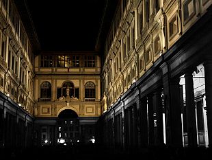 apriti-cinema-arena-cinematografica-estiva-nel-piazzale-degli-uffizi