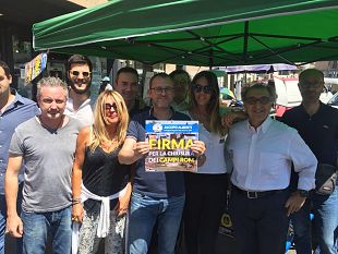 la-lega-raccoglie-le-firme-per-chiudere-i-campi-rom