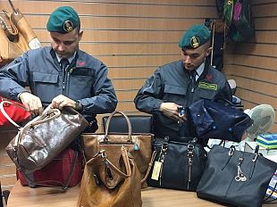 firenze-4000-borse-false-sequestrate-dalla-guardia-di-finanza