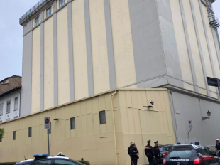 caduta-pezzo-di-cornicione-dallex-teatro-comunale-nessun-danno-a-cose-e-persone