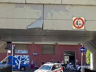 autocarro-danneggia-sottopasso-ferroviario-le-foto