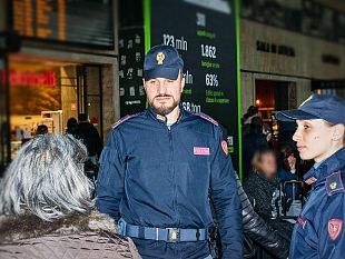 la-polizia-ferma-17enne-con-una-pistola-e-la-refurtiva-di-una-truffa